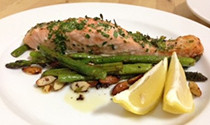 Crunchy almond, asparagus and salmon